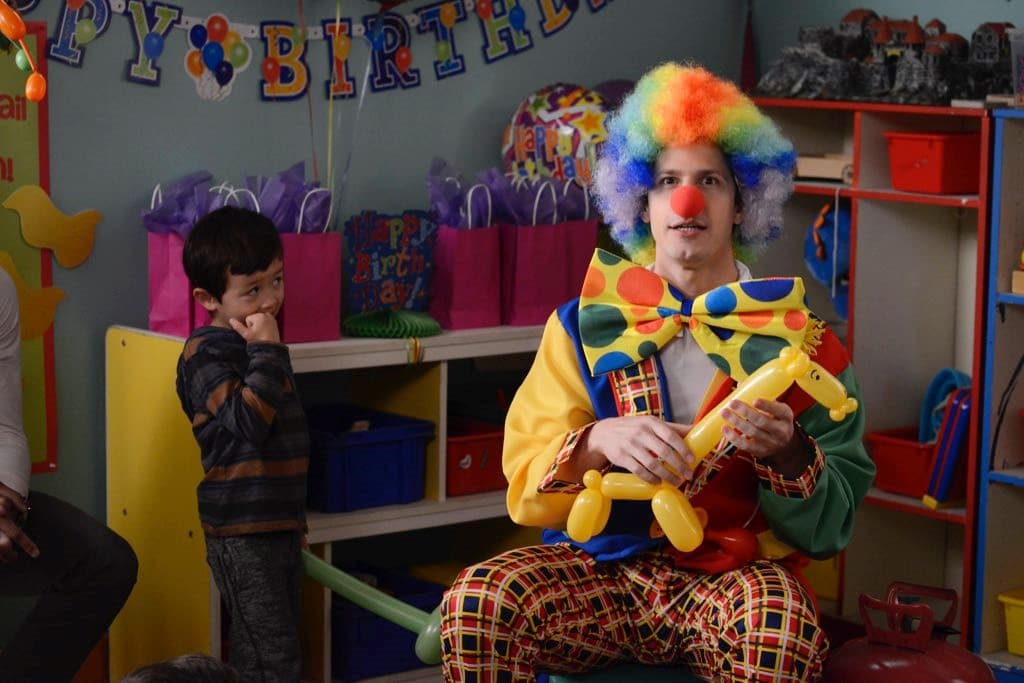 Brooklyn Nine-Nine (2013) - visual quiz clue - frame 5